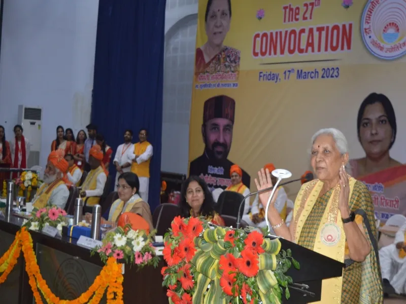 अयोध्या : विश्वविद्यालय की कारस्तानियों से नाराज दिखीं राज्यपाल 