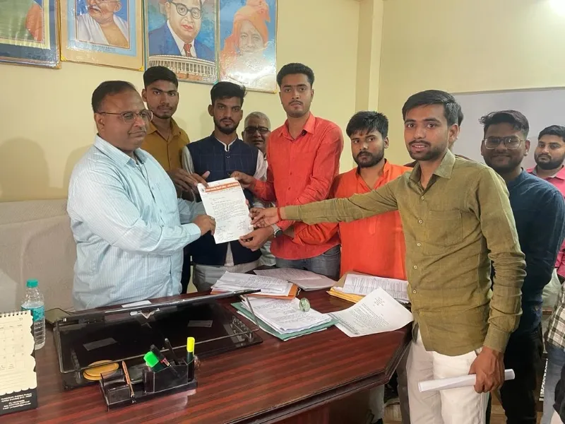 अयोध्या : छात्रवृत्ति को लेकर विद्यार्थी परिषद ने सौंपा ज्ञापन 