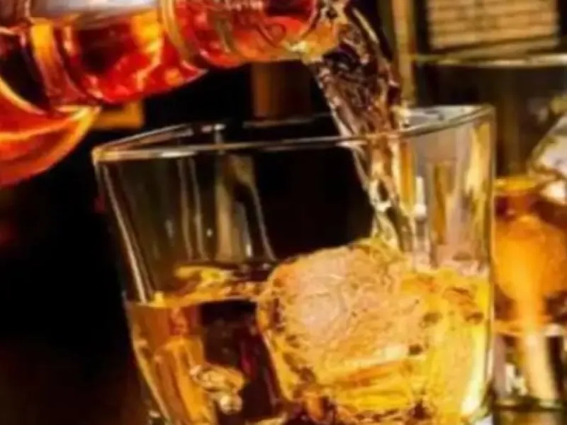 लखनऊ : शराब की दुकानों के बाहर बेतरतीब खड़े मिले वाहन, दुकानदार पर होगी कार्रवाई