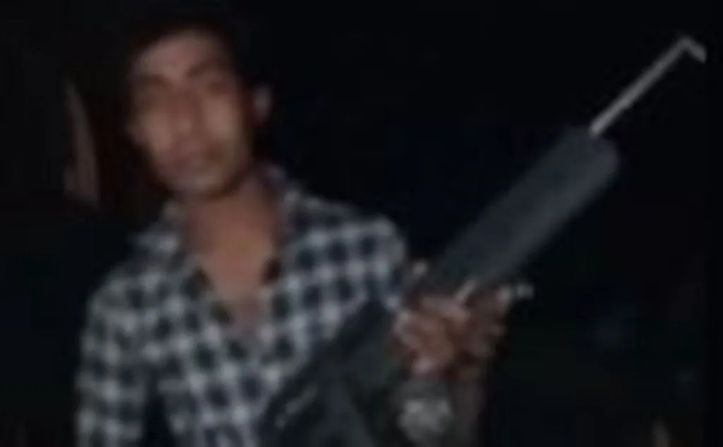 पीलीभीत: फिल्मी अंदाज में युवक ने असलहा से किए फायर, वीडियो वायरल