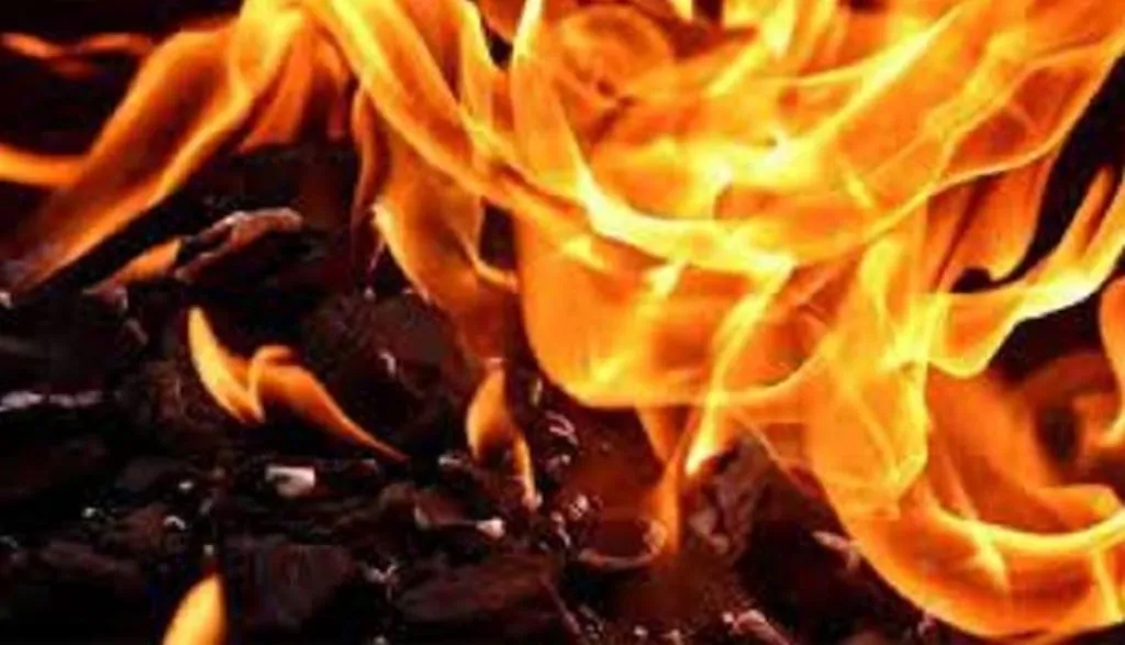 हरदोई: गैस रिसाव से लगी आग, 70 हज़ार की नगदी और लाखों की गृहस्थी हुई राख