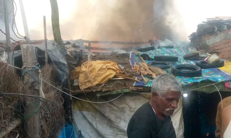 पीलीभीत: श्रमिकों के छप्पर में लगी आग, मचा हड़कंप 