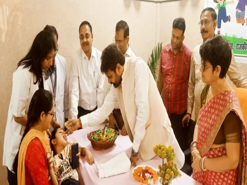 लखनऊ : आयुष मंत्री ने 543 बच्चों का कराया स्वर्ण प्रासन संस्कार 