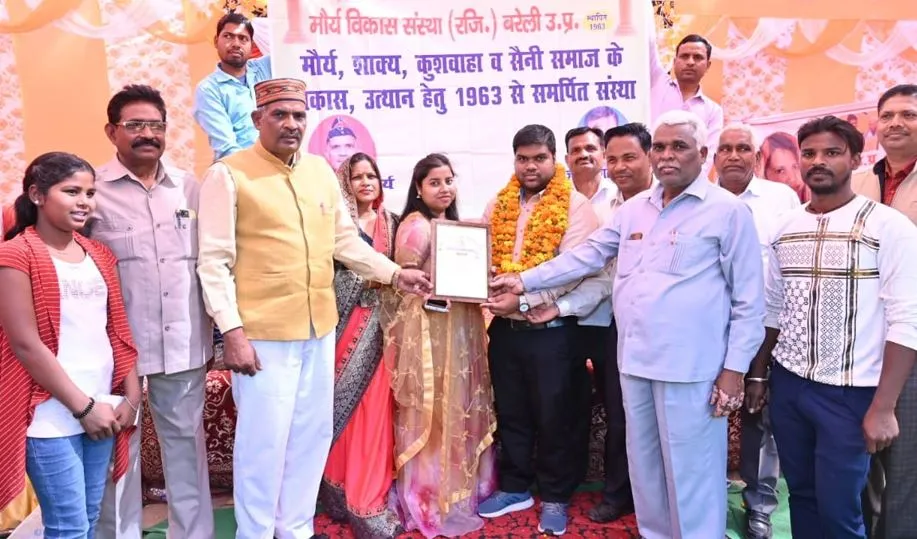 बरेली: एमटेक में स्वर्ण लाने वाले अरुण को किया सम्मानित