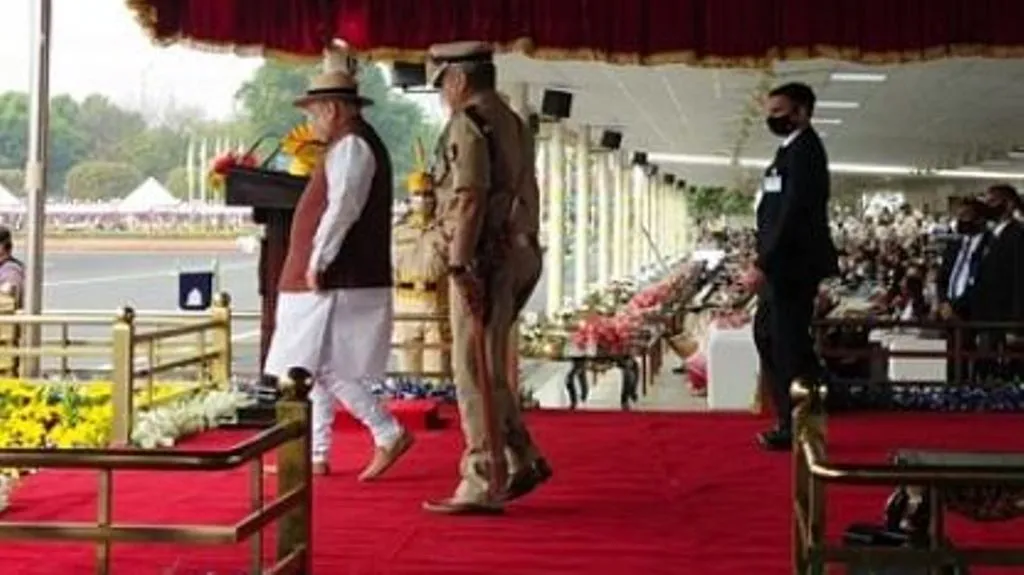 अमित शाह ने सीआईएसएफ के 54वें स्थापना दिवस पर परेड की ली सलामी 
