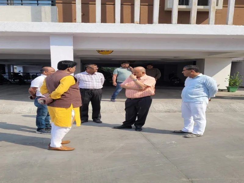खबर का असर : पारिजात अपार्टमेंट पहुंची टीम, देखे हालात 