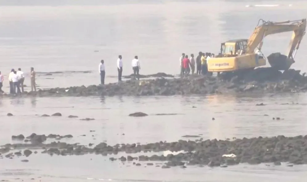 VIDEO: मुंबई के बीच पर बनी 'अनाधिकृत' दरगाह ढहाई गई, राज ठाकरे की चेतावनी के बाद एक्शन