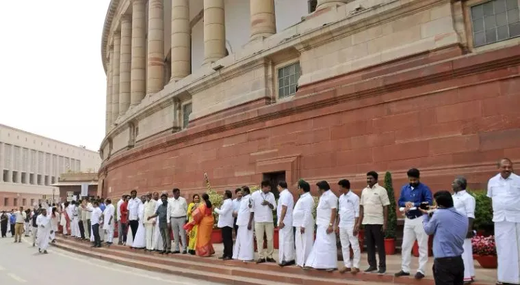 अदानी मामला: विपक्ष ने संसद परिसर में बनायी मानव श्रृंखला 