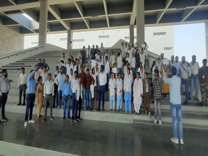 लखनऊ : वेतन में कटौती से नाराज स्वास्थ्यकर्मियों ने किया प्रदर्शन, कार्रवाई के आश्वासन पर माने