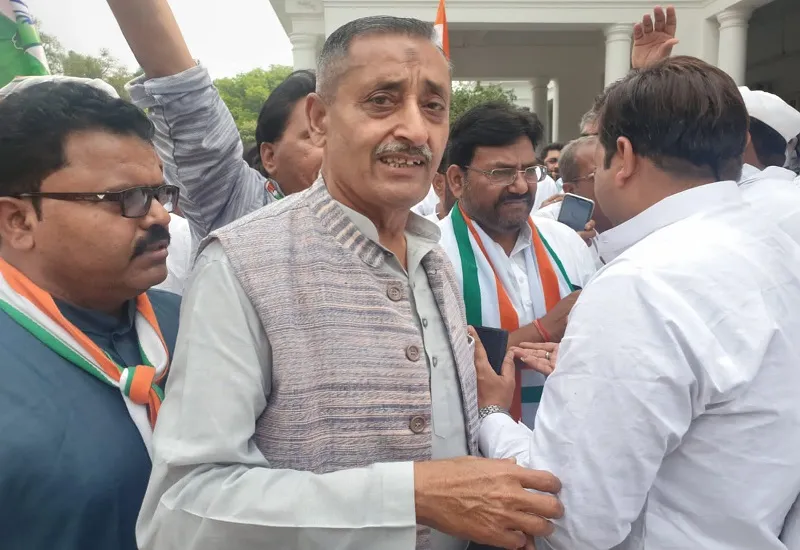 राजभवन के घेराव में शामिल हुए मुरादाबाद के कांग्रेसी, केंद्र सरकार के खिलाफ किया प्रदर्शन
