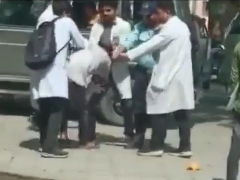 कानपुर : जूनियर डॉक्टरों की गुंडई, घेरकर मारपीट में मुकदमा 