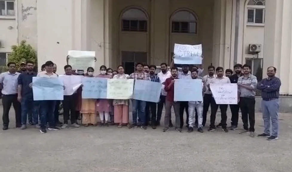 बदायूं: राजकीय मेडिकल कॉलेज में डॉक्टरों की हड़ताल जारी, इमरजेंसी सेवाएं रहीं चालू