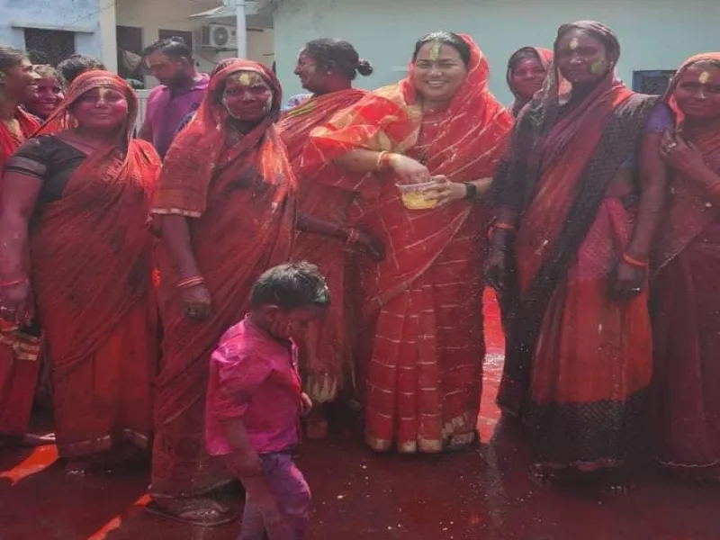 प्रयागराज : किन्नर अखाड़े में सन्तो ने खेली होली, एकजुटता का दिया सन्देश