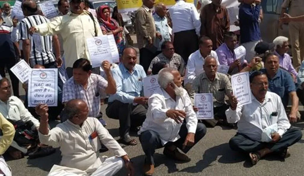 बरेली: सांकेतिक रास्ता रोककर किया ईपीएफओ का विरोध, सरकार के खिलाफ की नारेबाजी