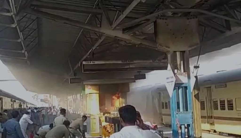 कासगंज: रेलवे स्टेशन पर कैंटीन में लगी आग, मची अफरा-तफरी