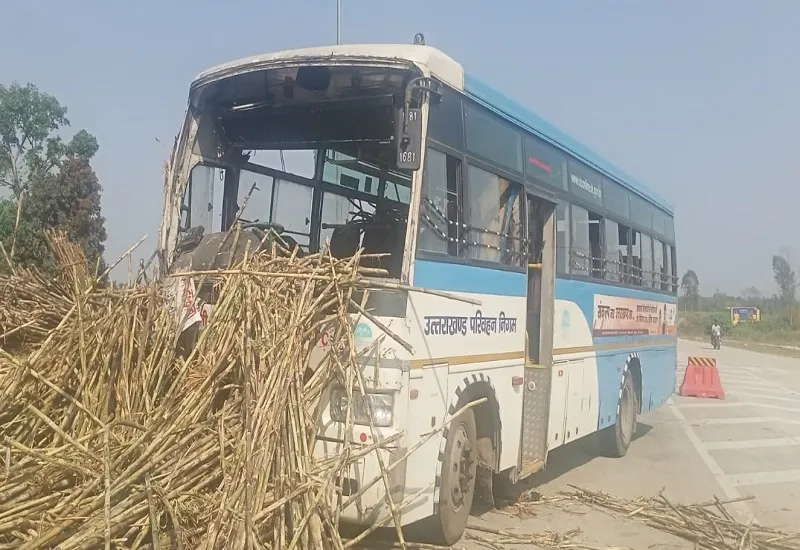 बिजनौर : दो सड़क हादसों में बस चालक व यात्रियों समेत 10 लोग घायल,  रायपुरी बॉर्डर व पीली नदी के पुल के पास हुईं दुर्घटनाएं 