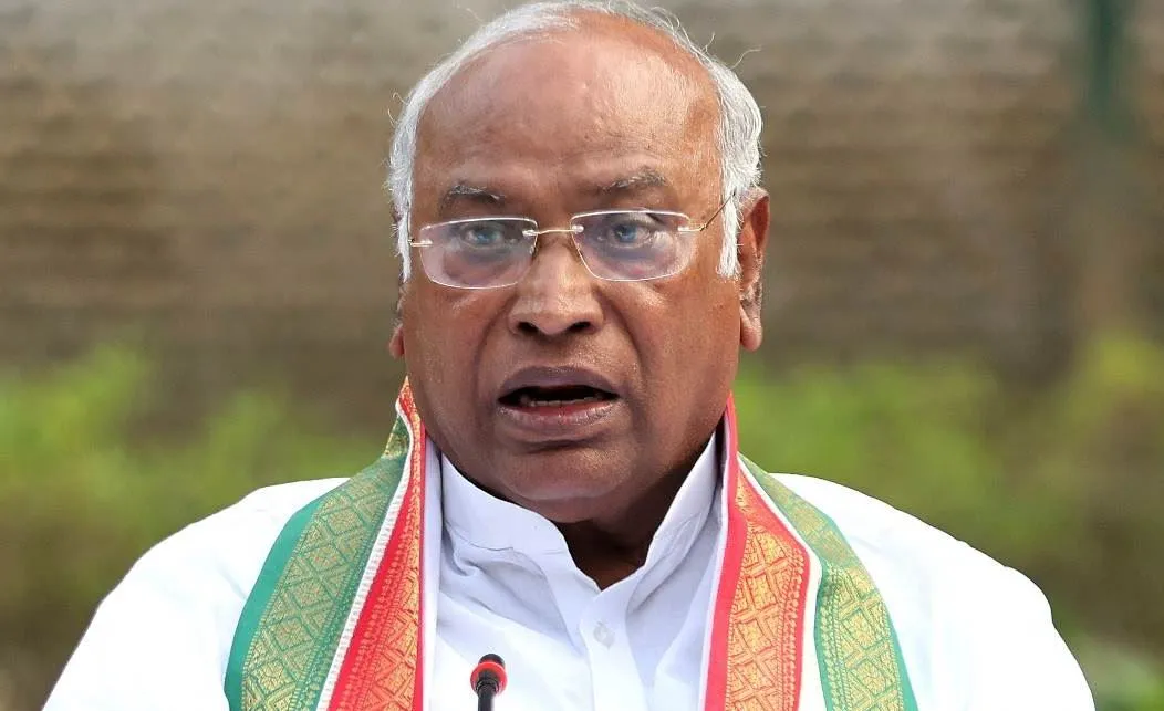 एलपीजी के दाम में बढ़ोतरी पर खड़गे ने केंद्र सरकार पर साधा निशाना, कहा- कब तक जारी रहेंगे ‘लूट के फरमान’ 