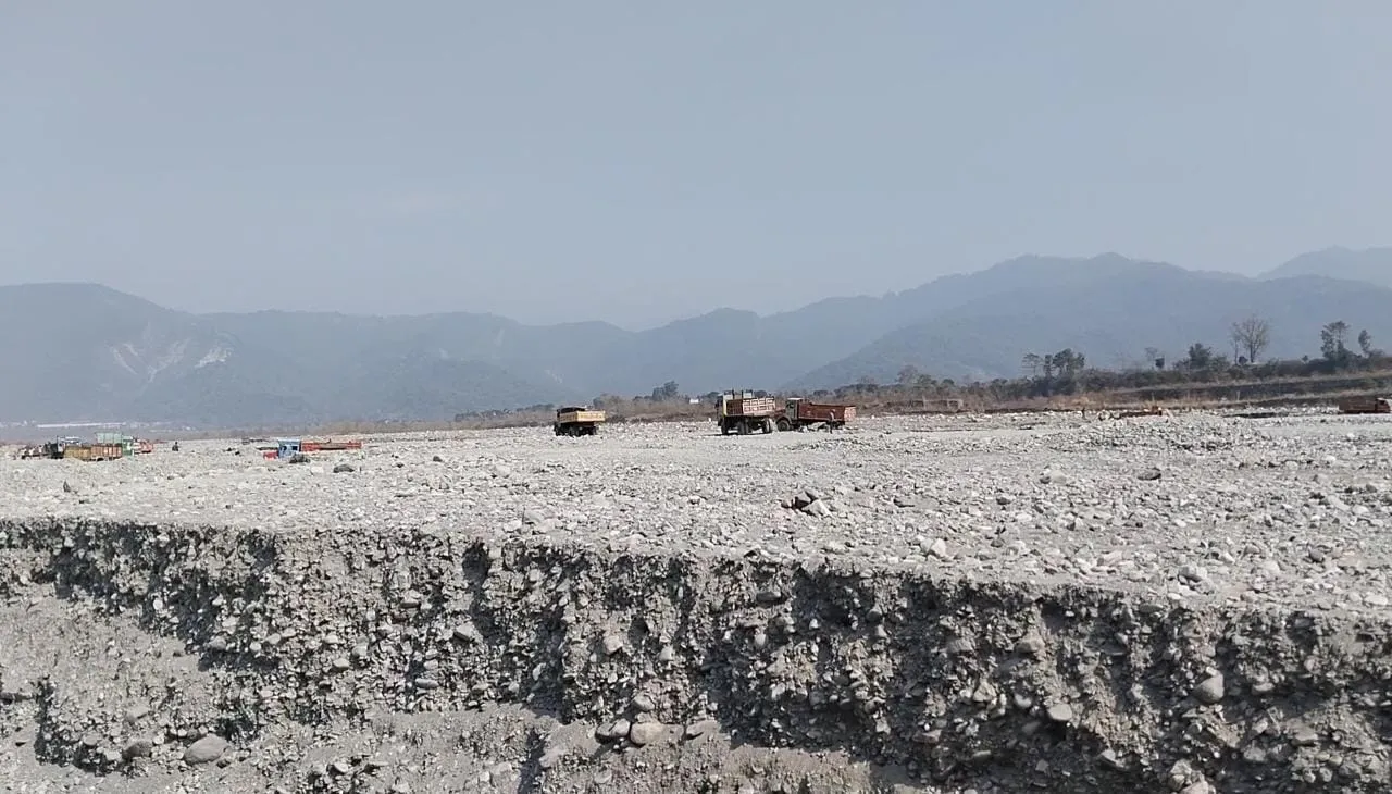 बाजपुरः अवैध खनन पर प्रशासन की सख्ती, दो डंपर व ट्रैक्टर सीज 