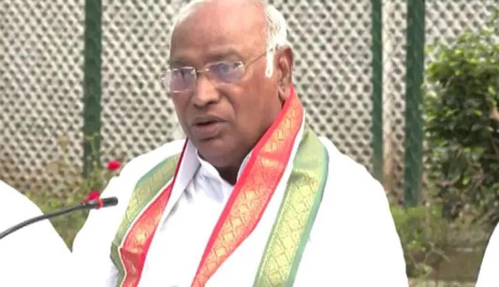 लोकसभा में राहुल के बोलने के लिए मंगलवार का समय मांगा है: खड़गे