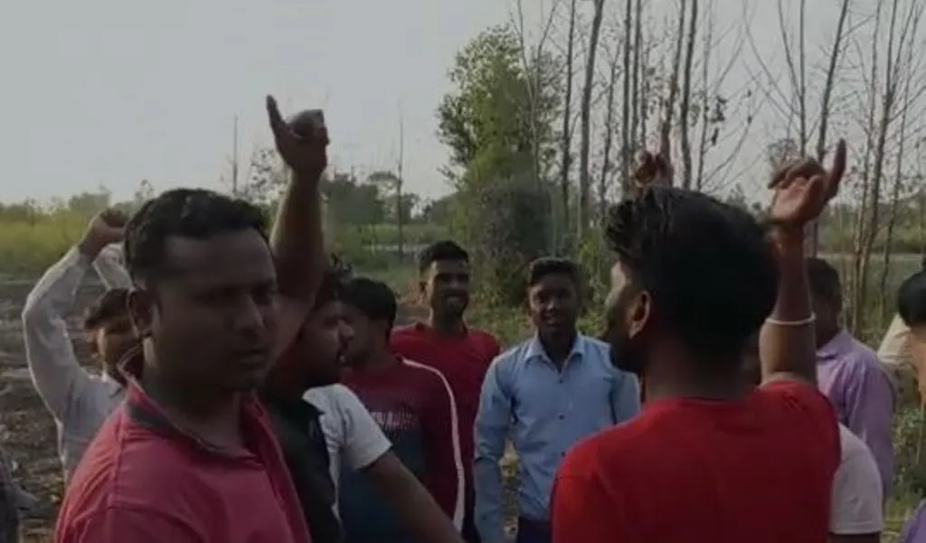 बरेली: खेत में गोवंश मिलने से ग्रामीणों में जबरदस्त आक्रोश, ग्राम प्रधान के खिलाफ की नारेबाजी