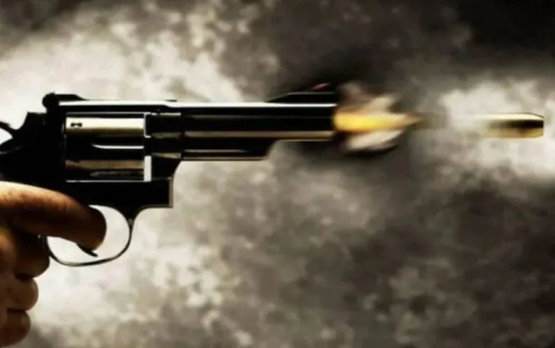 हत्या के मामले की जांच के दौरान आरोपी ने पुलिस पर चलाई गोली