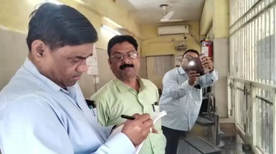 बरेली: सीएमओ ने किया औचक निरीक्षण, गायब मिले डॉक्टर और कर्मचारी