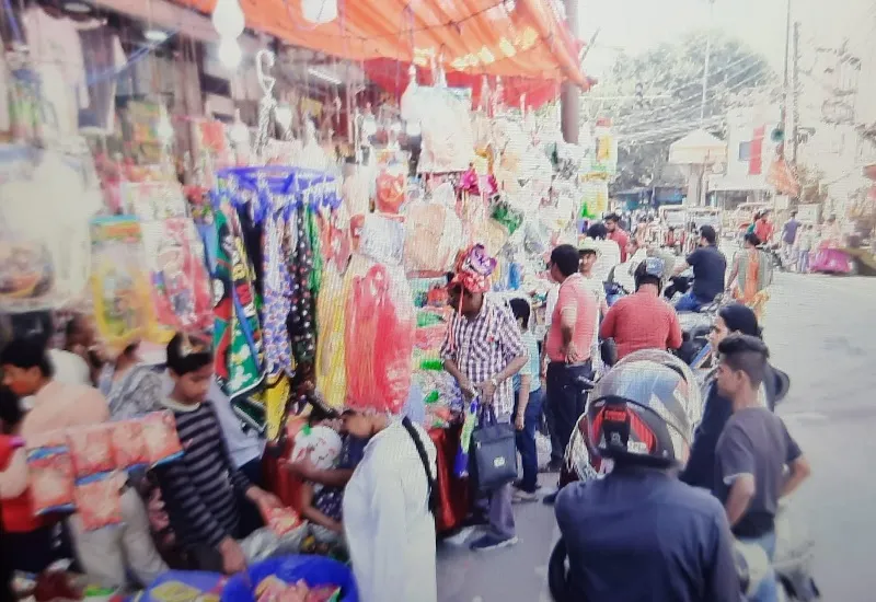 मुरादाबाद : होली के लिए बाजार में जमकर खरीदारी, अबीर-गुलाल और पिचकारी खरीदने को उमड़ी भीड़