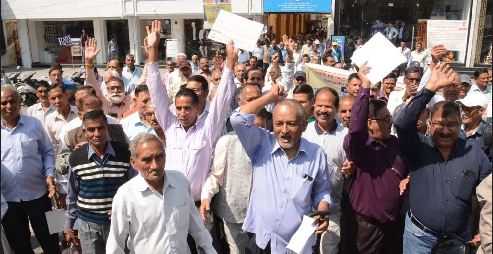 हल्द्वानीः पेंशन और डीए में वृद्धि की मांग को लेकर किया प्रदर्शन, पीएम को संबोधित ज्ञापन सौंपा