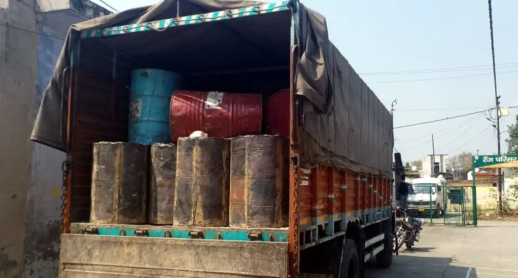 हल्द्वानीः वन विभाग ने पकड़ा 15 लाख रुपये का बिरोजा, तारपीन और वार्निश
