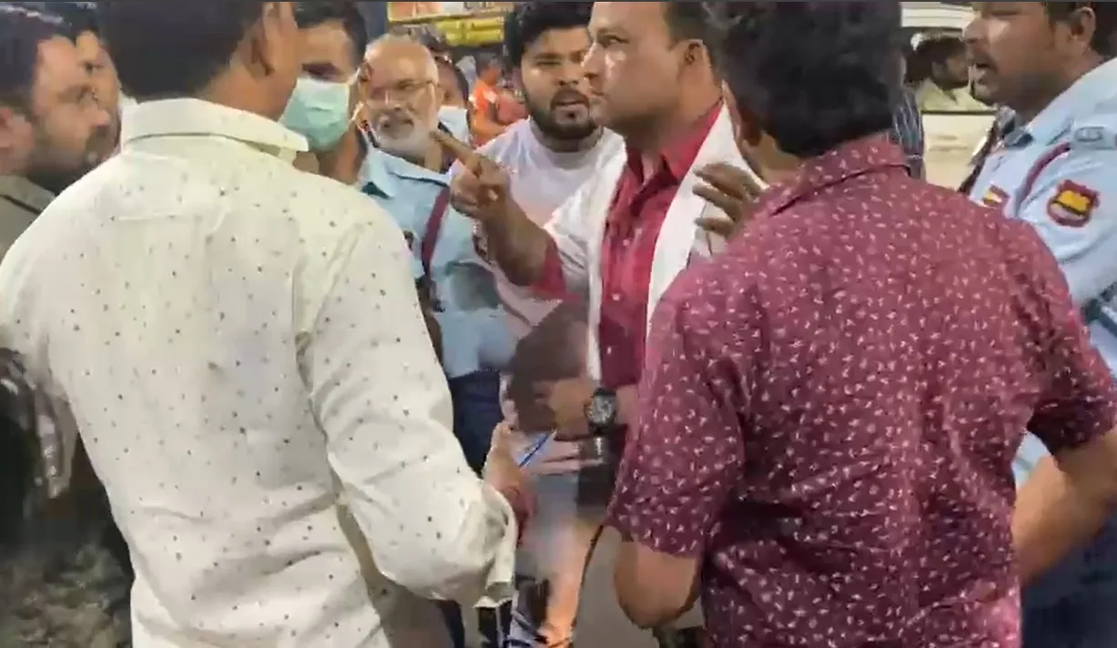 केजीएमयू : मरीज भर्ती की दलाली में ट्रामा सेंटर के स्वास्थ्यकर्मी और निजी अस्पताल संचालक के बीच हुई हाथापाई, वीडियो वायरल