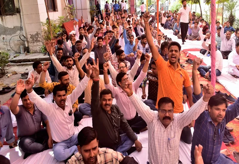 मुरादाबाद : हड़ताल से सात मोहल्लों में बिजली का संकट, 40 हजार की आबादी ने झेली परेशानी