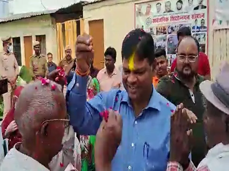 लखनऊ डीएम ने पेश की मिसाल, वृद्धाश्रम जाकर बुजुर्गों के साथ खेली होली