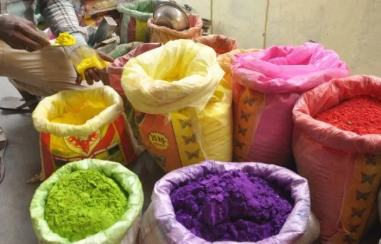 त्वचा और आंखों को भारी नुकसान पहुंचा सकते हैं रासायनिक रंग, ऐसे रखें ख्याल