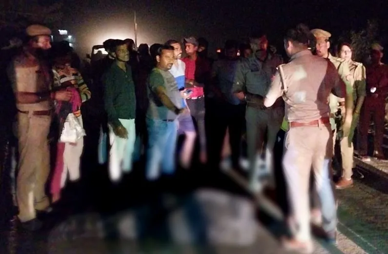 संभल: डंपर की टक्कर से बाइक सवार युवक की मौत, दो घायल