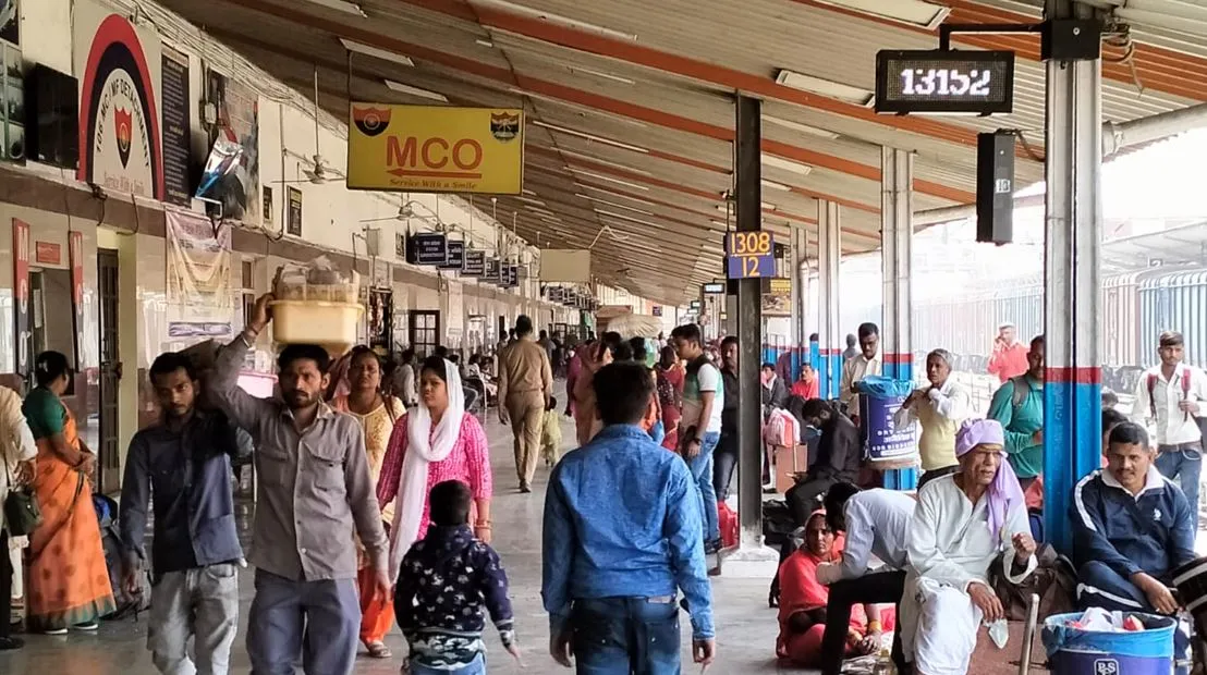 बरेली: यात्रियों की मजबूरी में रेलवे ने तलाशा मौका, 23 लाख जुर्माना वसूला