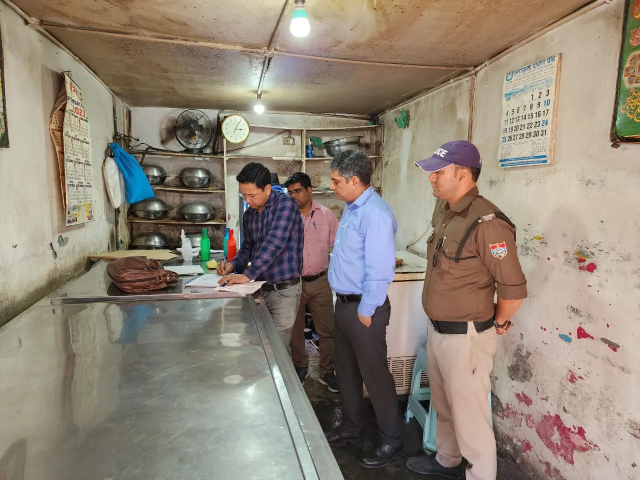 हल्द्वानी: दो नमूने लिए, एक डेयरी को दिया नोटिस 