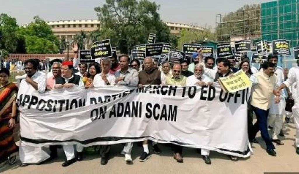 अडाणी समूह के खिलाफ ईडी मुख्यालय जाने के लिए विपक्षी दलों ने निकाला मार्च, विजय चौक पर रोका गया 