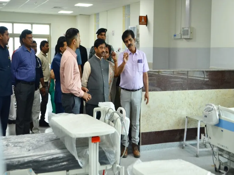 Kanpur के हैलेट अस्पताल में औद्योगिक विकास मंत्री नंद गोपाल नंदी पहुंचें, खामिया मिलने पर लगाई फटकार 