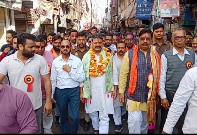 मुरादाबाद : रंग एकादशी पर शोभायात्रा में उड़ा अबीर गुलाल, झांकियों का रहा आकर्षण