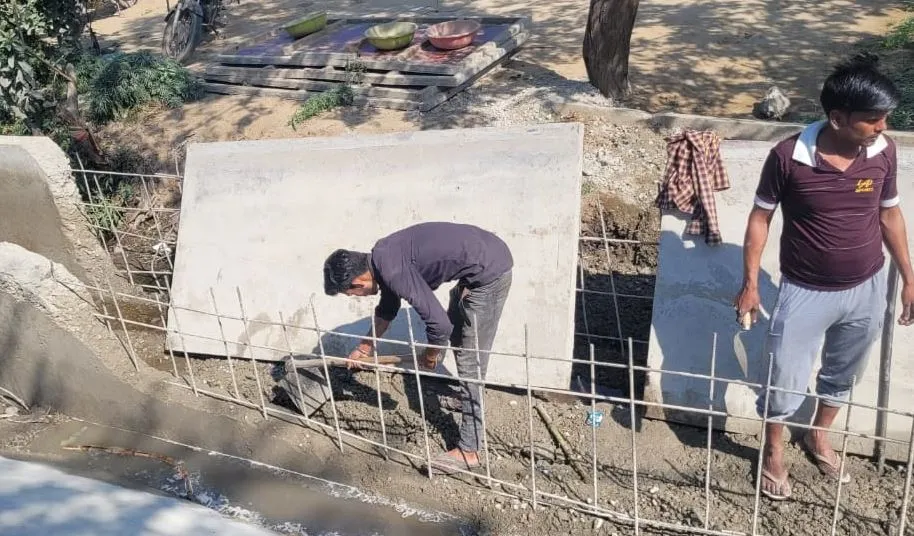 पीलीभीत: चंद दिनों में ही भ्रष्टाचार की भेंट चढ़ गया नाला, जेई बोले- शराब के नशे में मजदूरों ने कर दिया निर्माण