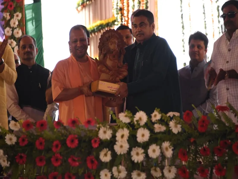 गोरखपुर : नितिन गडकरी ने दिया 10 हजार करोड़ का तोहफा, कहा- कृण्ण की तरह दुष्टों का नाश कर रहे योगी