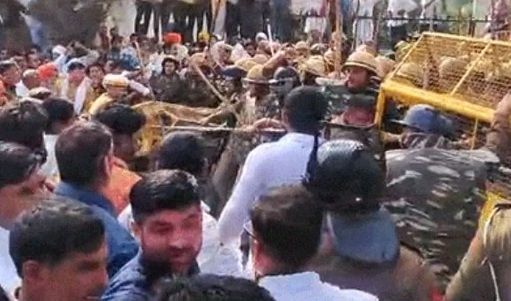  हरियाणा के सरपंचों ने ‘ई-निविदा’ नीति के विरुद्ध किया प्रदर्शन, पुलिस ने प्रदर्शनकारियों पर किया लाठीचार्ज