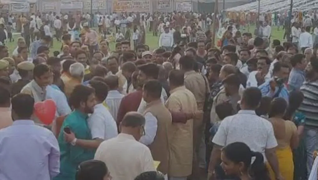 बरेली: होली मिलन समारोह में सभी पार्टियों के नेताओं ने भुलाए गिले-शिकवे, एक दूसरे को गले मिलकर दी होली की बधाई