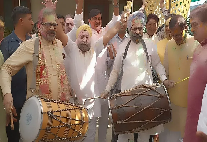 Photos : पूर्व केंद्रीय मंत्री नकवी और राज्यमंत्री औलख ने बजाया ढोल, थिरके लोग...उड़ाया अबीर-गुलाल