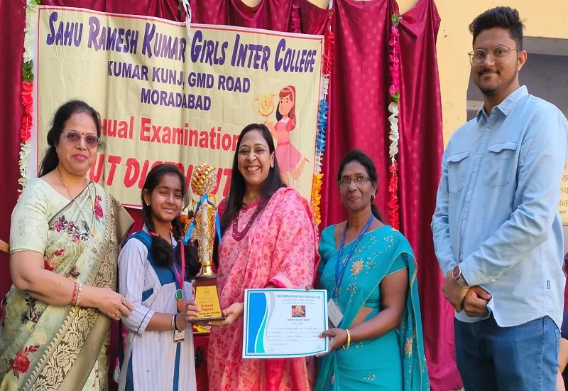 मुरादाबाद : 95.63 फीसदी अंक पाकर प्रज्ञा टॉपर, किया सम्मानित