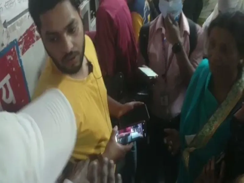 प्रयागराज : अस्पताल में बिना ओटीपी के नहीं बन रहा काउंटर पर पर्चा