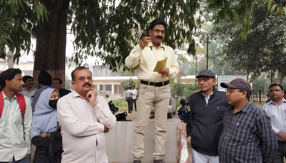 बरेली: शिक्षकों के बहिष्कार के कारण दोपहर में शुरू हो सका मूल्यांकन कार्य