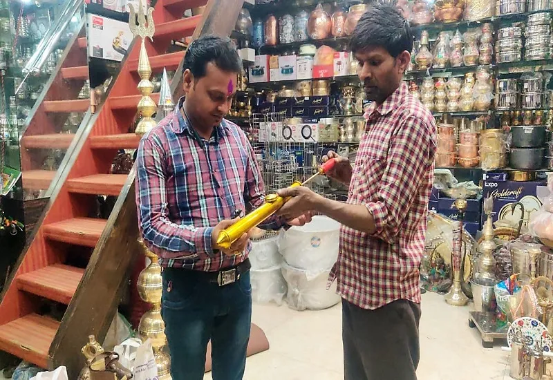 मुरादाबाद : पीतल की पिचकारी का देश-विदेश में क्रेज, लाखों का हुआ कारोबार....कारोबारियों में उत्साह