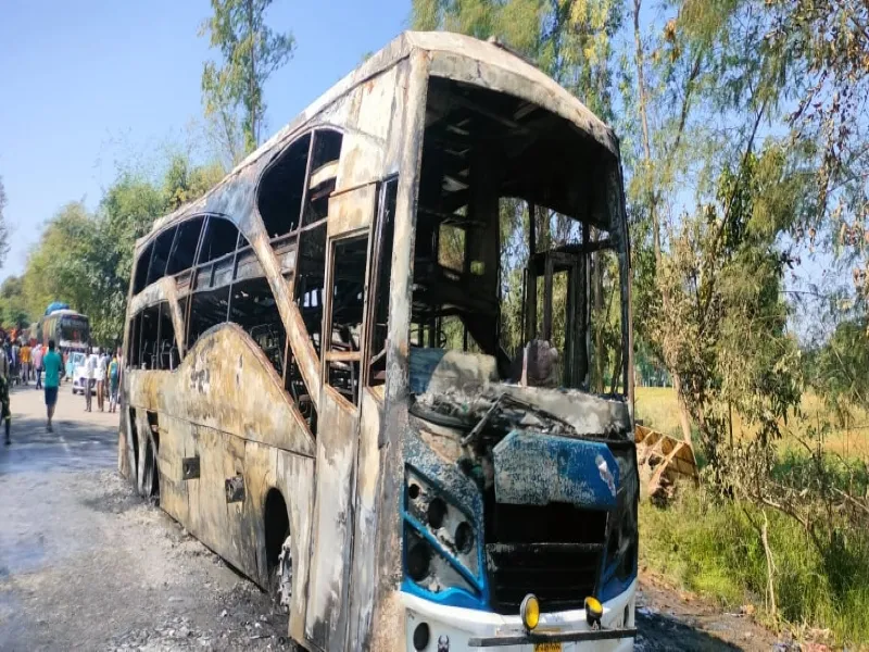 बाराबंकी : गुड़गांव से बिहार जा रही यात्री बस जलकर राख