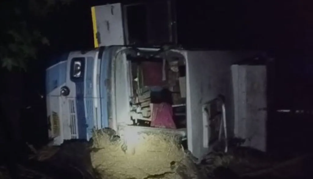 कासगंज: गंगा स्नान को जा रहे यात्रियों से भरी बस पलटी, डेढ़ दर्जन घायल